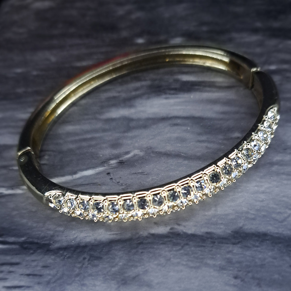 Vintage gold tone oval bracelet 2.8 inch