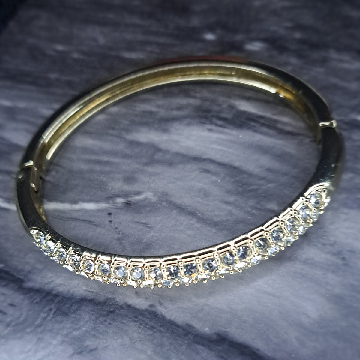 Vintage gold tone oval bracelet 2.8 inch